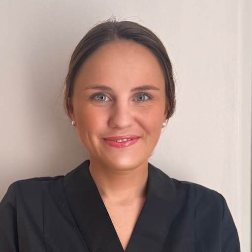 Portrait Dr Fanny Lesaque — Cabinet 12 Choron Paris 9e